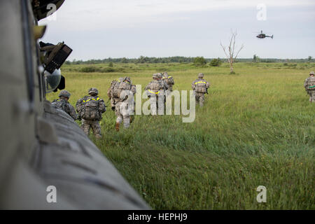 Soldaten, 2. Zug, 563rd Military Police Company, 91. Militärpolizei Bataillon, zugewiesen absteigen einen CH-47 Chinook-Hubschrauber 17.Juli um ihren 12-Meilen-Ruck-Marsch durch den Truppenübungsplatz Fort-Trommel zu starten. Anstatt Soldaten laden ihre Frontstaplern und Post für 12 Meilen herumlaufen, entschied die Führung mehr realistisches Training, für den Beginn der Zug Trainingszyklus Moralschub aufzunehmen. (Foto von Staff Sgt Michael K. Selvage, 10. Mountain Division Sustainment Brigade Public Affairs NCO) (Freigegeben) Verstärkung aus 150717-A-CA521-100 Stockfoto