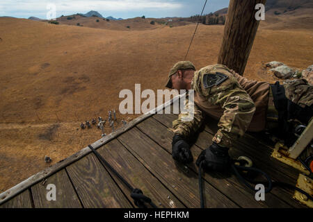 Ein Abseilen-Meister aus dem US Department of Justice, Special Operations Response Team, gibt Abseilen Anweisung an eine US Army Reserve Kampfingenieur Soldat aus dem 374th Ingenieur-Unternehmen (Sapper), mit Sitz in Concord, Kalifornien, hinunter einen 100-Fuß-Turm, 19 Juli, während einer zweiwöchigen Feld Übung bekannt als ein Sapper Leader Kurs Voraussetzung Ausbildung bei Militäreinrichtung Camp San Luis Obispo , Calif. Die Klasse wurde von drei Abseilen Meister aus einem Special Operations-Response-Team für das US Department of Justice unterrichtet. Die Firma Kampfingenieur ist seiner Soldaten auf verschiedenen ev Verschneidung Stockfoto