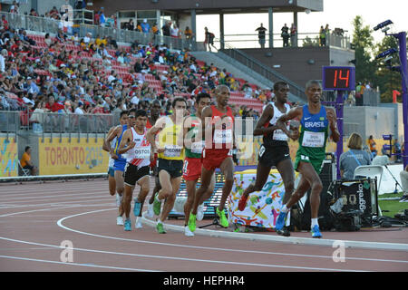 Die Läufer des World Class Athlete Program der US Army treten bei den Pan American Games 2015 in Toronto auf 000 Meter Höhe an, um Spitzenpositionen zu erreichen und Ausdauer, Geschwindigkeit und Wettkampffähigkeit zu demonstrieren. Stockfoto