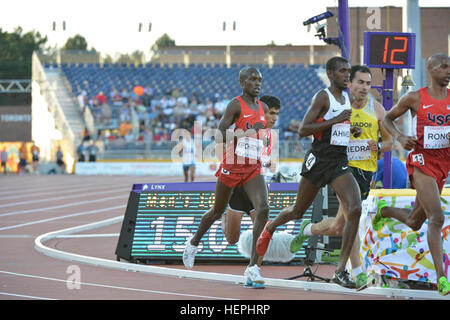 Athleten des World Class Athlete Program der US Army treten bei den Pan American Games 2015 in Toronto auf 000 Meter Länge an. Die Teilnehmer bestritten Spitzenpositionen und demonstrieren Ausdauer, Geschwindigkeit und Leistungsvermögen. Stockfoto