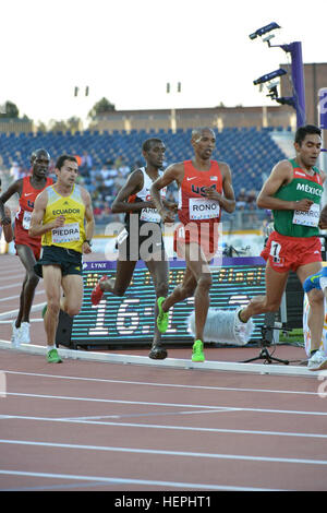 Bei den Pan American Games 2015 in Toronto traten die Läufer des World Class Athlete Program der US Army an der 10.000-Meter-Veranstaltung an und belegten den zweiten und vierten Platz, um Ausdauer und internationale sportliche Teilnahme zu demonstrieren. Stockfoto