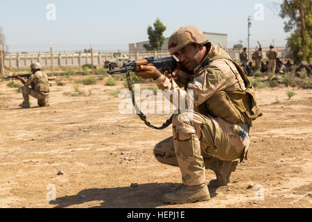 Ein irakischer Soldat zugewiesen, die 23. Brigade der irakischen Armee zieht Sicherheit während Teilnahme an einer Patrouille während Zähler Sprengsatz Training Camp Taji, Irak, 2. August 2015 improvisiert. Training am Gebäude Partnerseiten Kapazität ist ein integraler Bestandteil der Combined Joint Task Force-Betrieb innewohnende lösen multinationale Bemühung, irakische Sicherheit trainieren Kraft Personal des islamischen Staates im Irak und der Levante zu besiegen. Eine Koalition von Nationen beigetreten zusammen, ISIL und die Drohung, die sie darstellen, Irak, Syrien, der Region und der internationalen Staatengemeinschaft zu besiegen.   (US Armee-Foto Stockfoto