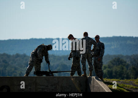 Armee-Reserve-Soldaten aus dem 346th Ingenieur-Unternehmen (Route Clearance), der Knightdale, N.C., brechen ein Maschinengewehr Browning M2.50 Kaliber nach verschiedensten Einarbeitung in Fort Chaffee, Arkansas, Aug. 2, während der Operation Fluss Angriff, eine Überbrückung Trainingsübung mit Armee-Ingenieure und andere Stützelemente eine modulare Brücke auf dem Wasser über den Arkansas River zu schaffen. Die gesamte Übung dauerte vom 28. Juli bis 4. August 2015, an denen eine Brigade Hauptquartier, zwei Bataillone und 17 andere Einheiten zu überbrücken, sind Sapper, Mobilität, Baufirmen und Luftfahrt. (U Stockfoto