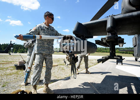 US Army Spc. Chakrit Brunner, 2nd Battalion, 159. Angriff Reconnaissance Regiment, 12. Combat Aviation Brigade zugewiesen lädt Munition in einem AH - 64D Apache Longbow während einer Antenne Schießwesen bei der 7. Armee gemeinsame multinationale Ausbildung des Befehls Truppenübungsplatz Grafenwöhr, Deutschland, 5. August 2015. (US Army Foto von visuellen Informationen Spezialist Gertrud Zach/freigegeben) 2-159 ARB, 12. Kabine führen aerial Gunnery 150805-A-HE359-006 Stockfoto