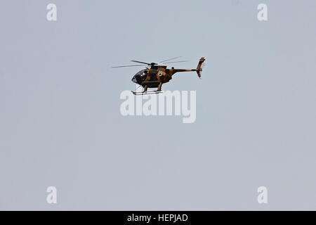 Ein afghanische Luftwaffe MD-530 Jengi Angriff Hubschrauber fliegt über Forward Operating Base Connelly, Provinz Nangarhar, zur Unterstützung der Operation Eiserne Dreieck 11. August 2015. Dieser Vorgang markiert die erste erfolgreiche Beschäftigung von bewaffneten MD 530 Hubschrauber zur Unterstützung der afghanischen nationalen Verteidigungs- und Sicherheitskräfte, wie sie löschen die Bezirken Khogyani, Sherzad und Hisarak der Aufständischen. (Foto: U.S. Army Capt Jarrod Morris, TAAC-E Public Affairs) AAF Hubschrauber gemeinsame ANDSF Unterstützungsaktion 150811-A-VO006-030 Stockfoto