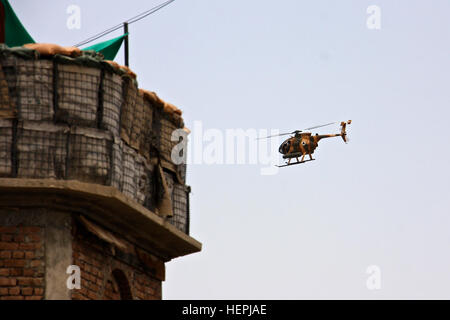 Ein afghanische Luftwaffe MD-530 Jengi Angriff Hubschrauber fliegt über Forward Operating Base Connelly, Provinz Nangarhar, zur Unterstützung der Operation Eiserne Dreieck 11. August 2015. Dieser Vorgang markiert die erste erfolgreiche Beschäftigung von bewaffneten MD 530 Hubschrauber zur Unterstützung der afghanischen nationalen Verteidigungs- und Sicherheitskräfte, wie sie löschen die Bezirken Khogyani, Sherzad und Hisarak der Aufständischen. (Foto: U.S. Army Capt Jarrod Morris, TAAC-E Public Affairs) AAF Hubschrauber gemeinsame ANDSF Unterstützungsaktion 150811-A-VO006-433 Stockfoto