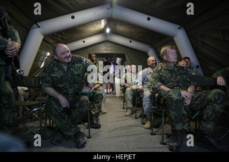 Erhalten Sie eine kurze lt. Gen Josef Becvar, rechts, Chef des Generalstabs der Streitkräfte der Tschechischen Republik und Generalmajor Jan Gurnik, Kommandeur der Bodentruppen der Streitkräfte der Tschechischen Republik, während ihres Besuchs auf dem Truppenübungsplatz Hohenfels während Übung Allied Spirit II an der Joint Multinational Readiness Center in Hohenfels, Deutschland, 14. August , 2015. Alliierten Spirit II ist ein multinationale entschlossenes Handeln training Umwelt-Übung, die umfasst mehr als 3.500 Soldaten aus den USA, Verbündete und partner konzentriert sich auf den Aufbau von Partnerschaften und die Interoperabilität zwischen Nationen Stockfoto