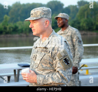 Generalmajor Paul Hamm, Kommandierender general, 412. Theater Ingenieur Command, entnimmt ein Binnenschiff wie Ingenieure aus der Theater-Ingenieur Befehle 416th und 412. die Arkansas im Rahmen der Operation "Fluss Angriff," Juli 21 überbrücken. Doppelzimmer "TEC" bei Betrieb River Assault 2010 306760 Stockfoto