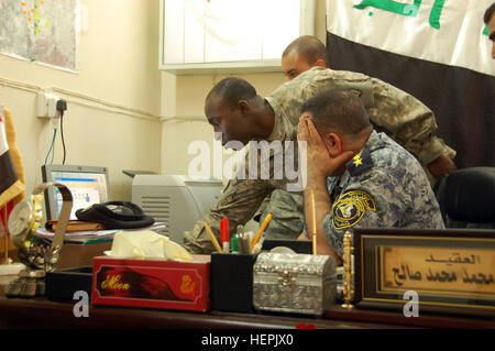 Capt Omololu Makinde, Columbus, Ohio stammende briefs den Fortschritt der Sicherheitsentwicklung, der Kommandeur der 2. Brigade, 1. irakische nationale Polizei-Division in Istaqlal Qada, nordöstlich von Bagdad, 2. September 2008.  Makinde ist die irakischen Sicherheitskräfte Koordinator für the1st Bataillon, 27. Infanterie-Regiment "Wolfhounds," 2nd Stryker Brigade Combat Team "Krieger", 25. Infanterie-Division, Multi-National Division - Bagdad. Wolfhounds, NP gezielt kriminelle 113922 Stockfoto