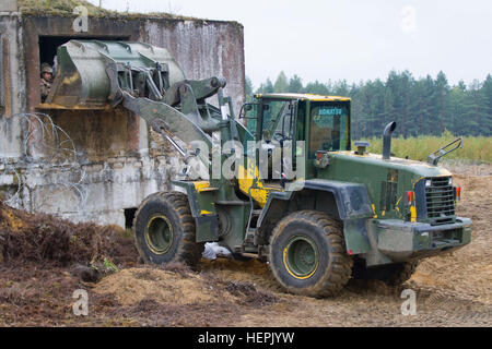 US Army Fallschirmjäger, Dog Company, 1. Bataillon, 503. Infanterieregiment 173rd Airborne Brigade zugewiesen ruft Sandsäcke aus einem Frontlader betrieben von litauischen Land Forces Soldaten, General Engineer Coy, Juozas Vitkus Engineer Battalion, während Übung Ingenieur Thunder 2015 anlässlich der großen litauischen Hetman Jonusas Radvila Training Regiment, in Rukla, Litauen, Sept. 9, 2015 zugewiesen. Die Ausbildung gab der 173rd Airborne Brigade die Möglichkeit mit Ingenieuren zu trainieren und lernen, wie man am besten nutzen Sie ihre Fähigkeiten auf dem Schlachtfeld. Ingenieur-Thunder wird sowohl c verbessern. Stockfoto