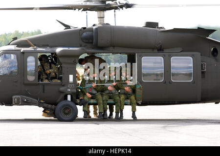 Litauische Landstreitkräfte Fallschirmjäger zugewiesen, das König Mindaugas Husaren Bataillon bereiten Sie sich für einen Sprung von einem UH - 60 M Blackhawk Hubschrauber betriebenen B Company, 43. Angriff Hubschrauber-Bataillon, 3. Kavallerie-Regiment, 3. Infanterie-Division bei der großen litauischen Hetman Jonusas Radvila Training Regiment in Rukla, Litauen, 12. September 2015 abheben. Das Husaren-Bataillon arbeitet für Atlantic zu beheben, einen größeren, laufenden Betrieb durchgeführt von der NATO in ganz Europa mit Dog Company, 1. Bataillon, 503. Infanterieregiment, 173rd Airborne Brigade und der 3. Infanterie-Division. (US Stockfoto