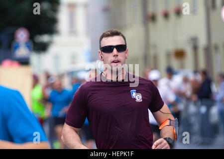 US Army 1st Lt. Ty Boyle, Zugführer mit Dog Company, 1. Bataillon, 503. Infanterieregiment 173rd Airborne Brigade, übergibt die Halbzeit des 12. jährlichen Vilnius Marathon auf den Straßen des alten Vilnius Zentrums, 13. September 2015 statt. US-Armeesoldaten aus the173rd Airborne Brigade und litauischen Land Forces Soldaten zugewiesen Mechanisierte Infanterie-Brigade "Iron Wolf" teilgenommen. Die Soldaten der Hund Unternehmen sind in Europa im Rahmen des Atlantik zu beheben, eine Demonstration der US-Engagement für die kollektive Sicherheit der NATO und dauerhaften Frieden und Stabilität in der regio Stockfoto