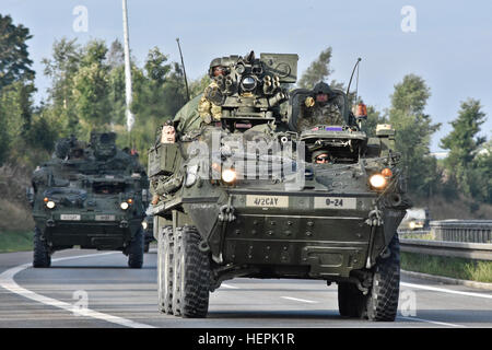Troopers, 4. Staffel, 2. Kavallerie-Regiment zugewiesen betreiben ihre M1126 Stryker bekämpfen Fahrzeuge während Dragoon Crossing, eine taktische Straße marschieren ausgehend in Rose Barracks, Deutschland und dann in der Tschechischen Republik und der Slowakischen Republik, in Ungarn 13. September 2015 enden. Der Zweck der Übung ist NATO-Verbündeten der USA Absicht während Operation Atlantic zu lösen, während demonstrieren, Interoperabilität und Bewegungsfreiheit in ganz Osteuropa zu beruhigen. (US Armee-Foto von Sgt. William A. Tanner/freigegeben) Dragoon Kreuzung 150913-A-EM105-012 Stockfoto