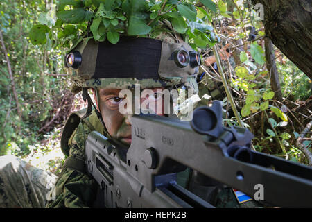 Kroatische Soldaten scannt seine Sektor des Feuers für feindliche Bedrohungen in einer Gasse situational Training während der unmittelbaren Reaktion 15 in Slunj, Kroatien. Sofortige Antwort 15 ist eine multinationale, Brigade-Ebene, Stabsrahmenübung Nutzung von computergestützten Simulationen und Feld-Übungen in Kroatien und Slovenia.The Übungen und Simulationen basieren auf ein entschlossenes Handeln Basis-Szenario und sind entworfen, um die regionale Stabilität verbessern, Partner befähigen und Interoperabilität zu verbessern. Scannen seiner Branche 150913-A-WB953-002 Stockfoto