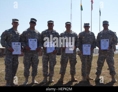 Soldaten der US Army Reserve, dauern aus 398th Financial Management Support Abteilung, Fort Buchanan, San Juan, Puerto Rico, zugeordnet zu multinationalen Battle Group-Ost, ihre deutschen Streitkräfte Proficiency Logo nach einer feierlichen Preisverleihung 13. September 2015, am Camp Bondsteel, Kosovo zu präsentieren. Um das Abzeichen zu verdienen, müssen Soldaten vervollständigen einen 100-Meter-schwimmen während des Tragens ihrer vollen Standarduniform in weniger als vier Minuten, und auch an Veranstaltungen testen ihre Treffsicherheit, körperliche Fitness und Ausdauer Ruck März konkurrieren. Durchführung von gemeinsamen Training mit anderen multinationalen Streitkräfte während Kosovo bereitgestellt Stockfoto