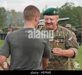 Generalmajor Pavel Macko, 2. Chef des Generalstabs der slowakischen Streitkräfte präsentiert den ersten Platz 1. Lt. Kyle Griffin, ein Offizier mit 2. Eskadron, 4. Kavallerie-Regiment nach dem Fußballturnier zwischen USA und Slowakische Soldaten während der Übung Dragoon Crossing Sept. 14, bei Malacky Air Base in der Slowakischen Republik. Während seiner Eröffnungsrede erinnerte Macko beide Teams, dass die wahren Gewinner sind alle, die an dem Turnier teilgenommen haben. (US Armee-Foto von Sgt Juana M. Nesbitt, 13. Public Affairs-Abteilung) Slowakische Republik begrüßt uns Stryker Soldaten (Serie Teil2 von 4) 15091 Stockfoto