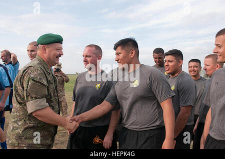 Generalmajor Pavel Macko, hält 2. Chef des Generalstabs der slowakischen Streitkräfte Spc. Luis Placido, von Madera, Kalifornien, ein indirektes Feuer Infanterist mit 2. Eskadron, 4. Kavallerie-Regiment für die Teilnahme an der Fußball-Turnier Sept. 14, bei Malacky Air Base in der Slowakischen Republik zu danken. Das Turnier war Bestandteil der Begehung für das Fest der Lady of Sorrows, ein lokaler Feiertag. (US Armee-Foto von Sgt Juana M. Nesbitt, 13. Public Affairs-Abteilung) Slowakische Republik begrüßt uns Stryker Soldaten (Serie Teil2 von 4) 150915-A-GQ133-312 Stockfoto