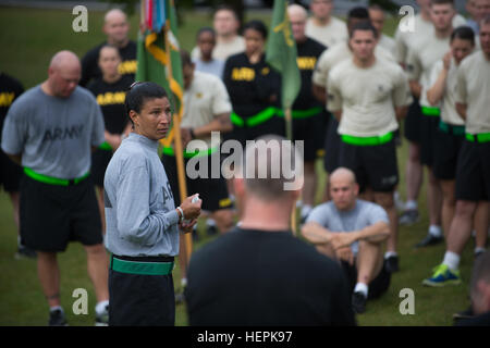 Command Sergeant Major Ann Sydnor, brigade der 10. Mountain Division Sustainment Brigade Befehl Sergeant-Major Gespräche mit der Unteroffiziere der Principato, nachdem vier-Meile Esprit De Corps Sept. 25 ausgeführt. Einige der Themen, die, denen Sie auf konzentriert, waren Aufgaben, Erwartungen, Aufgaben des NCO und körperliches Training. (Foto von Staff Sgt Michael K. Selvage, 10. Mountain Division Sustainment Brigade Public Affairs NCO) (Freigegeben) Command Sergeant Major Ann Sydnor spricht mit Truppen 150925-A-CA521-173 Stockfoto