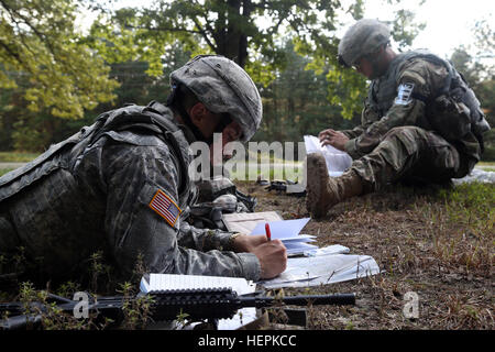 US Army Staff Sgt Jacob A. Kasarda, linken zugewiesen, US Armee-Kommandantur der Benelux und Headquarters Company, US Army Installation Management Command und US Armee Sgt. 1. Klasse Jesse Murray, US-Armee Afrika, Grundstück Punkte auf der Karte für die Land-Navigation-Ereignis von der US-Armee Krieger-Wettbewerb-bei Fort A.P. Hill, VA., 5. Oktober 2015 zugewiesen. Der Wettbewerb ist eine zermürbende, einwöchige Veranstaltung, die Fähigkeiten, wissen und Professionalität der 26 Krieger repräsentieren 13 Befehle testet.  (Foto: US-Armee Sgt. Henrique Luiz de Holleben/veröffentlicht) #BestWarrior US Army Stockfoto