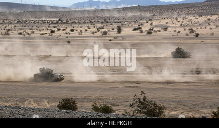 M2 Bradley Kampffahrzeuge, 1st Brigade Combat Team, 1. Kavallerie-Division, Fort Hood, Texas, zugeordnet zu manövrieren durch die Wüste als Teil eines defensiven Betrieb während der entscheidenden Aktion Rotation 16-01 an die National Training Center in Fort Irwin, Kalifornien, 14. Oktober 2015. Die entscheidende Aktion Rotation Herausforderungen 1. BCT 1. CAV in Szenarien innerhalb einer zeitgenössischen Umgebung Betätigungskraft. Die COEFOR repliziert ein konventioneller Streitkräfte in der Nähe von Peer, Host Nation Sicherheitskräfte Guerilla-Truppen, Aufständischen und Kriminelle, die Komplexität der modernen Schlachtfeld für replizieren ein, Stockfoto