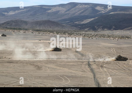 M2 Bradley Kampffahrzeuge, 1st Brigade Combat Team, 1. Kavallerie-Division, Fort Hood, Texas, zugeordnet zu manövrieren durch die Wüste als Teil eines defensiven Betrieb während der entscheidenden Aktion Rotation 16-01 an die National Training Center in Fort Irwin, Kalifornien, 14. Oktober 2015. Die entscheidende Aktion Rotation Herausforderungen 1. BCT 1. CAV in Szenarien innerhalb einer zeitgenössischen Umgebung Betätigungskraft. Die COEFOR repliziert ein konventioneller Streitkräfte in der Nähe von Peer, Host Nation Sicherheitskräfte Guerilla-Truppen, Aufständischen und Kriminelle, die Komplexität der modernen Schlachtfeld für replizieren ein, Stockfoto