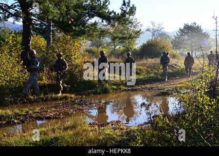 US Fallschirmjäger vom 2. Bataillon, 503. Infanterieregiment, 173rd Airborne Brigade, bewegen sich durch den Wald des Pocek Bereichs in Postonja, Slowenien, 21. Oktober 2015, während einer live-Feuer-Übung als Teil der Übung Rock Nachweis V. ausüben Rock Nachweis V ist eine bilaterale Übung zwischen US-Soldaten zugewiesen 173. Luftlandebrigade und den slowenischen Streitkräften, konzentrierte sich auf kleine Einheit Taktik und den Aufbau Interoperabilität zwischen den alliierten Streitkräften. (US Army Foto von visuellen Informationen Spezialist Paolo Bovo/freigegeben) Rock-Nachweis V 151021-A-JM436-005 Stockfoto