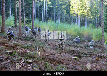 US Fallschirmjäger vom 2. Bataillon, 503. Infanterieregiment, 173rd Airborne Brigade, bewegen sich durch den Wald des Pocek Bereichs in Postonja, Slowenien, 21. Oktober 2015, während einer live-Feuer-Übung als Teil der Übung Rock Nachweis V. ausüben Rock Nachweis V ist eine bilaterale Übung zwischen US-Soldaten zugewiesen 173. Luftlandebrigade und den slowenischen Streitkräften, konzentrierte sich auf kleine Einheit Taktik und den Aufbau Interoperabilität zwischen den alliierten Streitkräften. (US Army Foto von visuellen Informationen Spezialist Paolo Bovo/freigegeben) Rock-Nachweis V 151021-A-JM436-096 Stockfoto