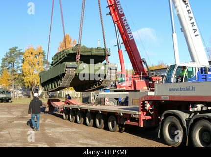 Ein M1 Abrams Kampfpanzer, das 3. Bataillon angehören, ist am 24. Oktober 2015 69. Armor Regiment, 1st Rüstung Brigade Combat Team, 3. Infanterie-Division, in Rukla, Litauen abgeladen. Der Tank kommt als Soldaten der 3. Infanteriedivision seine zweite Drehung zur Unterstützung der Operation Atlantic zu lösen beginnen. 1. ABCT übernimmt als US Army Europe Regional zugeordneten Kraft von der 173rd Airborne Brigade am 26. Oktober. (Foto: U.S. Army Staff Sgt Michael Behlin) Panzer kommen in Litauen 151024-A-RJ696-004 Stockfoto