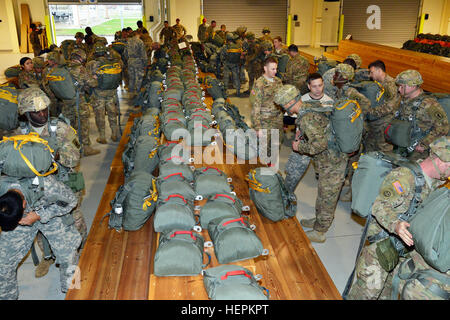 US-Fallschirmjäger mit 173rd Airborne Brigade don ihre Fallschirme, 29. Oktober 2015, in Vorbereitung für Luftlandeoperationen bei Juliet Drop Zone, Pordenone, Italien. Der 173rd Airborne Brigade ist die Armee Kontingenz Response Force in Europa, in der Lage, überstehende bereit zwingt überall in der Europäischen USA, Afrika oder zentrale Befehle Zuständigkeitsbereiche innerhalb von 18 Stunden. (US Army Foto von visuellen Informationen Spezialist Paolo Bovo/freigegeben) In der Luft Betrieb 151029-A-JM436-035 Stockfoto