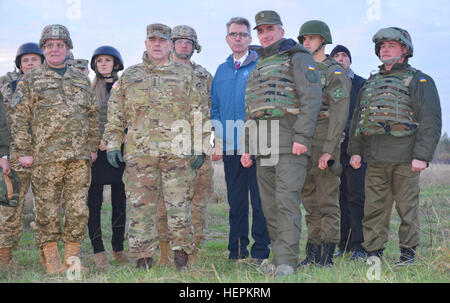 General Mark A. Milley, Stabschef der Armee, Geoffrey R. Pyatt, US-Botschafter in der Ukraine, Ukrainische militärische Führer und Soldaten mit US Army 173rd Airborne Brigade Begegnung hautnah Beobachtung der furchtlose Wächter training Okt. 29 in der Nähe von Yavoriv, Ukraine. Fallschirmjäger von der 173. Abn. BDE. sind in der Ukraine zu trainieren der Ukraine neu gegründete Nationalgarde im Rahmen des furchtlosen Wächter, die ist Zeitplan zum letzten bis November. (US Army Foto von Staff Sgt Adriana Diaz-Brown, 10. Press Camp Sitz) Himmel Soldaten willkommen US-Stabschef der Armee, F Stockfoto