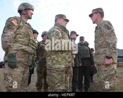 General Mark A. Milley, Chef des Stabes der Armee (Mitte), vergibt 2nd Lt. Ivan Ivashchenko (links), ein Fallschirmjäger aus der US-Armee 173rd Airborne Brigade Okt. 29, während seines Besuchs in der internationalen Friedenssicherung und Security Center in der Nähe von Yavoriv, Ukraine. Fallschirmjäger von der 173rd Airborne Brigade sind in der Ukraine zu trainieren der Ukraine neu gegründete Nationalgarde im Rahmen des furchtlosen Wächter, die ist Zeitplan zum letzten bis November. (US Army Foto von Staff Sgt Adriana Diaz-Brown, 10. Press Camp Sitz) US-Generalstabschef der Armee besucht furchtlos Guardian training Website 151029-A-B Stockfoto