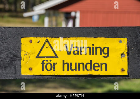 Warnzeichen, die sagt, BEWARE OF THE DOG in Schweden in schwedischer Sprache. Stockfoto