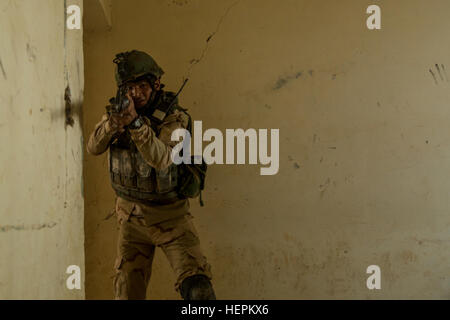 Ein irakischer Soldat, 71. irakische Armee Brigade zugewiesen löscht ein Zimmer während des städtischen Betriebs training Camp Taji, Irak, 4. November 2015. Der Soldat nahm in der Ausbildung lernen, wie man richtig Gebäude und besiedelten Gebieten bei Angriffen gegen die islamischen Staates im Irak und der Levante (ISIL) klar. Das Training ist Bestandteil des Gebäudes Partner Kapazität Mission unter der Leitung von Mitgliedern der Koalition zugewiesene Aufgabe Gruppe Taji, und ein Teil der kombiniert Joint Task Force – Betrieb innewohnende lösen Mission zu besiegen ISIL und die Bedrohung, die sie darstellen, Irak, Syrien, der Region und der breiteren internationalen co Stockfoto