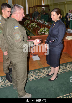 Generalleutnant Mykola Balan, stellvertretender Kommandeur der ukrainischen Nationalgarde (links), präsentiert ein Geschenk zu Elissa Slotkin, der amtierende Assistant Secretary Of Defense for International Security Affairs (rechts) 6. November 2015, während ihres Besuchs in die Abschlussfeier und Beendigung der furchtlose Wächter an der internationalen Friedenssicherung und Security Cooperation Center in der Nähe von Yavoriv, Ukraine zu beobachten. Soldaten mit der ukrainischen Nationalgarde demonstriert die Fähigkeiten, die sie über die Rotationen der furchtlose Wächter gelernt haben. (US Army Foto von Staff Sgt Adriana Diaz-Brown, 10. Press Camp Sitz) Fearle Stockfoto