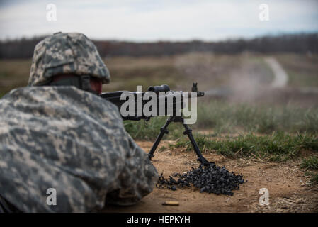 Ein US Army Reserve Militärpolizei Soldat schießt ein M240B Maschinengewehr auf vielfältige Qualifikation am Camp Atterbury, ind., 6. November, während einer mehrtägigen Fortbildungsveranstaltung. Der 384. Military Police Battalion, Hauptsitz gehabt an Fort Wayne, ind., organisiert eine drei-Tages-Palette und Feld Trainingsübungen mit mehr als 550 US Armee-Reserve-Soldaten und acht verschiedene Waffensysteme, plus Bekämpfung patrouillieren und einem Gewehr Treffsicherheit Wettbewerb in Camp Atterbury, ind., November 5-7 aufgenommen. (Foto: U.S. Army Master Sgt. Michel Sauret) Fütterung von Kugeln, Maschinengewehr Stil 151106-A-TI382-0549 Stockfoto