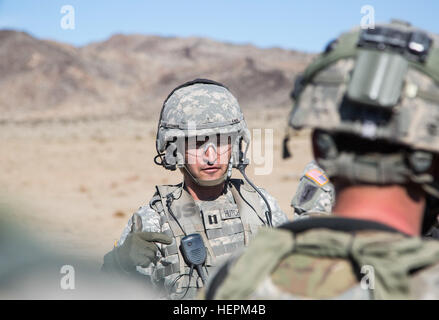 Ein US-Soldat zugewiesen Panther Team, Betriebsgruppe, kommuniziert Verbesserungen und Sustainments das Szenario, das 1. Bataillon, 41. Infanterie-Regiment, 2nd Infantry Brigade Combat Team, 4. Infanterie-Division-Soldaten während der entscheidenden Aktion Rotation 16-02 an die National Training Center (NTC), Fort Irwin, Kalifornien, 8. November 2015 durchgeführt. Der NTC Brigade Größe Elemente liefert die Fähigkeit, Unternehmen, Bataillon und Brigade Ebene Leben-Brandszenarien vorzubereiten für künftige Operationen auszuführen. (Foto: US-Armee von Sgt. Richard W. Jones Jr.) Infanterie Soldaten engagieren Feinde in Kalifornien 151108 Stockfoto