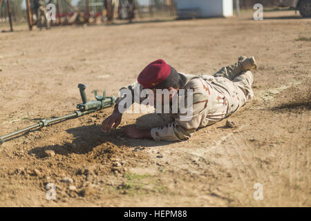 Ein irakischer Soldat Commando Bataillon, Ninewa Fahrbefehl, Praktiken, die Aufdeckung eines Mock-improvisierte Sprengkörper (IED) während Verletzung Training Camp Taji, Irak, 11. November 2015 zugeordnet.  Die Soldaten nahmen in der Ausbildung zu lernen, wie man sicher erkennen und reagieren auf Sprengsätze in einem Szenario mit Patrouille. Dieses Training ist entscheidend für die irakischen Sicherheitskräfte gegen ISIL ermöglichen, wie sie arbeiten, um das Gebiet von der Terrorgruppe wieder zu erlangen. (US Armee-Foto von Spc. William Marlow/freigegeben) Irakische Soldaten nehmen Teil in eine Reihe und urban Operations training 151111-A-OB785-046 Stockfoto