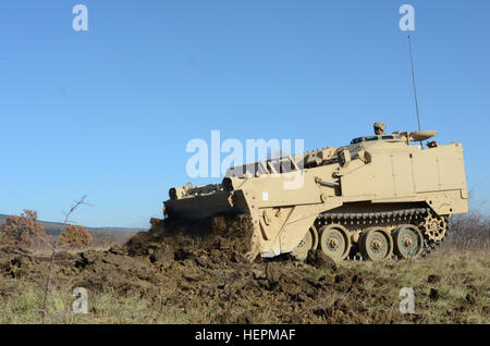 Ein Soldat der 1. gepanzerte Brigade Combat Team, befestigt, 5. Staffel, 7. Kavallerie-Regiment, 3. Infanterie-Division, stationiert in Fort Stewart, Georgia, füllt den Krater nach das Abriss-Training während einer Feld-Übung zur Unterstützung der Operation Atlantic zu beheben, bei Novo Selo Training Center, Bulgaria, 19. November 2015 fertig gestellt wurde. 1. ABCT bringt Boom nach Bulgarien 151119-A-HO673-498 Stockfoto