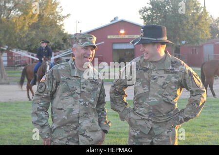 Kol. Matthew Van Wagenen (rechts), Kommandeur der 3. gepanzerte Brigade Combat Team, 1. Kavallerie-Division spricht mit Colonel Jeffrey Van, Kommandant der 155. gepanzerte Brigade Combat Team, Mississippi National Guard, da sie das Pferd CAV det nach einem Wanderritt 24. Nov. in Fort Hood, Texas besuchen. Die Staats-und Regierungschefs nutzte die Gelegenheit, in die Kavallerie Geschichte und Traditionen eintauchen. Aktiven Dienst, Nationalgarde-Einheiten fördern Partnerschaft, Vorbereitung für zukünftige 151119-A-FJ427-014 Stockfoto