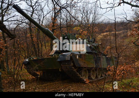 Soldaten der 5. Staffel, 7. Kavallerie-Regiment, 3. Infanterie-Division, stationiert in Fort Stewart, Georgia, Drive ein M1A2 System Enhancement Package Version 2 Abrams-Panzer durch den Berg während der Übung Frieden Sentinel in Novo Selo Training Center, Bulgarien, 23. November 2015. (Foto von Staff Sgt. Steven M. Colvin/freigegeben) USA, Bulgarien beginnen Frieden Sentinel 151123-A-HO673-691 Stockfoto