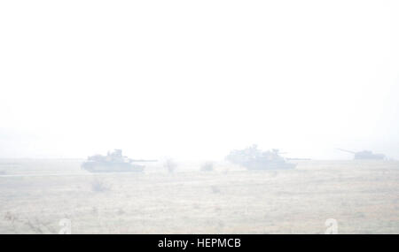 Durch den Nebel und Regen, US-Soldaten der 3. US-Infanteriedivision, stationiert in Fort Stewart, Georgia, Laufwerk M1A2 System Enhancement Package Version 2 Abrams-Panzer in Richtung des Feindes während der Übung Frieden Sentinel in Novo Selo Training Center, Bulgarien, 24. November 2015, 5. Staffel, 7. Kavallerie-Regiment. Frieden-Sentinel ist eine gemeinsame Übung, die Interoperabilität zwischen den bulgarischen und amerikanische Streitkräfte konzentriert. (Foto: U.S. Army Staff Sgt Steven M. Colvin/veröffentlicht) USA, Bulgarien schließen Frieden Sentinel 151125-A-HO673-107 Stockfoto