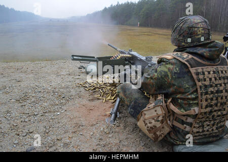 Ein deutscher Soldat feuert eine.50 Kaliber-Maschine Gewehr während einer Einarbeitung Ausbildung auf US-Waffen im 7. Armee multinationale Ausbildung Befehl Grafenwöhr Training Ballenbereich, Deutschland, 9. Dezember 2015. (US Army Foto von visuellen Informationen Spezialist Gertrud Zach/freigegeben) D-Züge deutscher Soldaten auf uns Waffen 151209-A-HE539-0139 Stockfoto