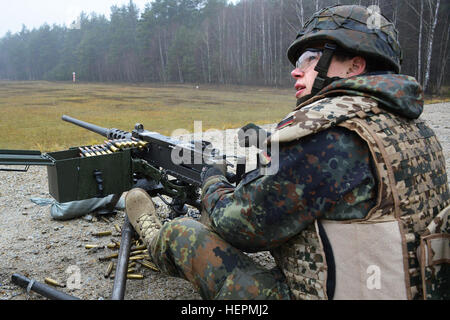 Ein deutscher Soldat feuert eine.50 Kaliber-Maschine Gewehr während einer Einarbeitung Ausbildung auf US-Waffen im 7. Armee multinationale Ausbildung Befehl Grafenwöhr Training Ballenbereich, Deutschland, 9. Dezember 2015. (US Army Foto von visuellen Informationen Spezialist Gertrud Zach/freigegeben) D-Züge deutscher Soldaten auf uns Waffen 151209-A-HE539-0478 Stockfoto