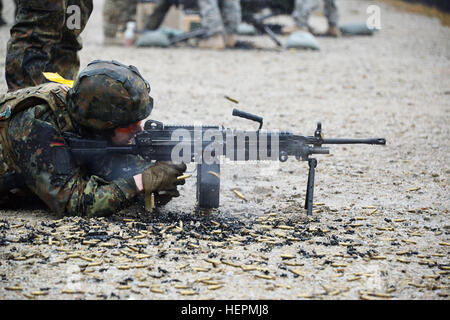 Ein deutscher Soldat feuert eine leichtes Maschinengewehr M249 während einer Einarbeitung Ausbildung auf US-Waffen im 7. Armee multinationale Ausbildung Befehl Grafenwöhr Training Ballenbereich, Deutschland, 9. Dezember 2015. (US Army Foto von visuellen Informationen Spezialist Gertrud Zach/freigegeben) D-Züge deutscher Soldaten auf uns Waffen 151209-A-HE539-0858 Stockfoto