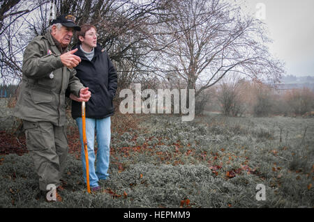 WWII Schlacht der Ausbuchtung Veteran Vincent Speranza erinnert sich, kämpfen gegen die Nazis während der Belagerung von Bastogne, Belgien, auf dem gleichen Schlachtfeld war er vor Jahrzehnten, 11. Dezember 2015. Speranza ist der Autor von "Nüssen! Ein 101st Airborne Division-MG-Schütze in Bastogne. " (US Armee-Foto von Staff Sgt. Bernardo Fuller/freigegeben) Bastogne und das Gesicht der Schlacht 151211-A-AJ780-002 Stockfoto