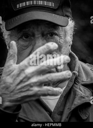 WWII Schlacht der Ausbuchtung Veteran Vincent Speranza erinnert sich, kämpfen gegen die Nazis während der Belagerung von Bastogne, Belgien, auf dem gleichen Schlachtfeld war er vor Jahrzehnten, 11. Dezember 2015. Mit der 101. US-Luftlandedivision war Speranza erst 19 Jahre alt, während der Schlacht. (US Armee-Foto von Staff Sgt. Bernardo Fuller/freigegeben) Bastogne und das Gesicht der Schlacht 151211-A-AJ780-005 Stockfoto