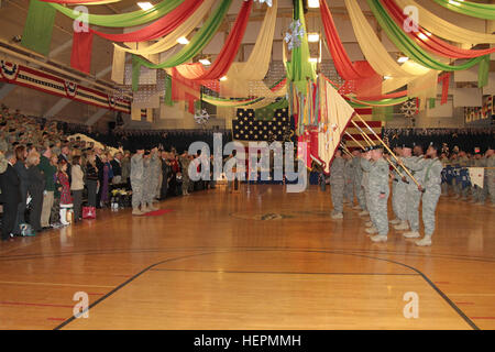 Soldaten, Familien und Gäste machen Ehrungen zu den Nationalfarben während des Abspielens der "The Star - Spangled Banner" 11. Dezember 2015, während die 1st Stryker Brigade Combat Team, 4. US-Infanteriedivision, Änderung der Befehl Zeremonie in Fort Carson William "Bill" Reed Special Events Center statt. In eine altehrwürdige Tradition, die Jahrhunderte zurückreicht, übernahm Colonel Curtis D. Taylor das Kommando der Brigade von Oberst David M. Hodne. Jäger-Brigade begrüßt neuen Kommandeur 151211-A-PP444-002 Stockfoto