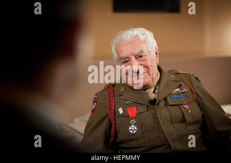 WWII Schlacht der Ausbuchtung Veteran Vincent Speranza erinnert sich, kämpfen gegen die Nazis während der Belagerung von Bastogne, Belgien, in einem Interview mit Senior Airman Adam Harder für ein kurzer Dokumentarfilm, der erkennt, was er und andere ertragen, während der Kämpfe, 12. Dezember 2015. Speranza ist der Autor von "Nüssen! Ein 101st Airborne Division MG-Schütze in Bastogne." (US Armee-Foto von Staff Sgt. Bernardo Fuller/freigegeben) Bastogne und das Gesicht der Schlacht 151212-A-AJ780-005 Stockfoto