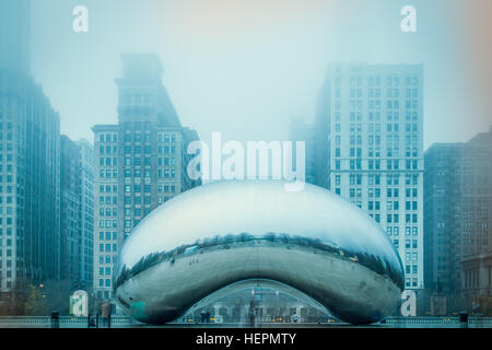 Bohnenskulptur im Nebel, Chicago, USA Stockfoto