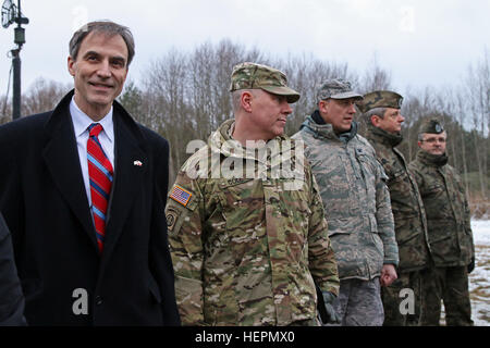 Paul Jones (ganz links), US-Botschafter in Polen, und Major General William Cole (zweiter von links), stellvertretender Kommandierender general der Forschung, Entwicklung und Engineering-Befehl und Kommandeur der US Army Natick Soldier Systems Center zusammenstehen, während ein Meet &amp; greet während Panther Assurance, eine Interoperabilität Bereitstellung Bereitschaft Übung, 16. Jan. um Skwierzyna, Polen. Jones und Cole besucht 5-7 ADA Ausbildung vor Ort zusammen mit Antoni Macierewicz, polnischer Minister für Verteidigung, 5-7 ADA M901 Patriot starten Stationen anzeigen. Panther Qualitätssicherung baut Brände Interoperabilität zwischen den Stockfoto